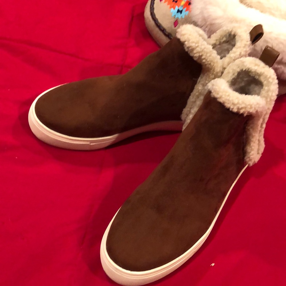 Sneakers with fur
